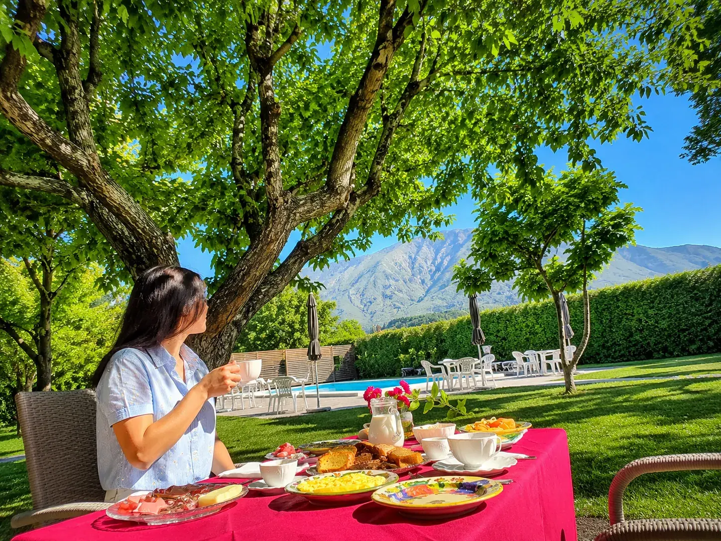 Colazione preparata alla Terra di Gaia, in giardino con vista sul Monte Velino